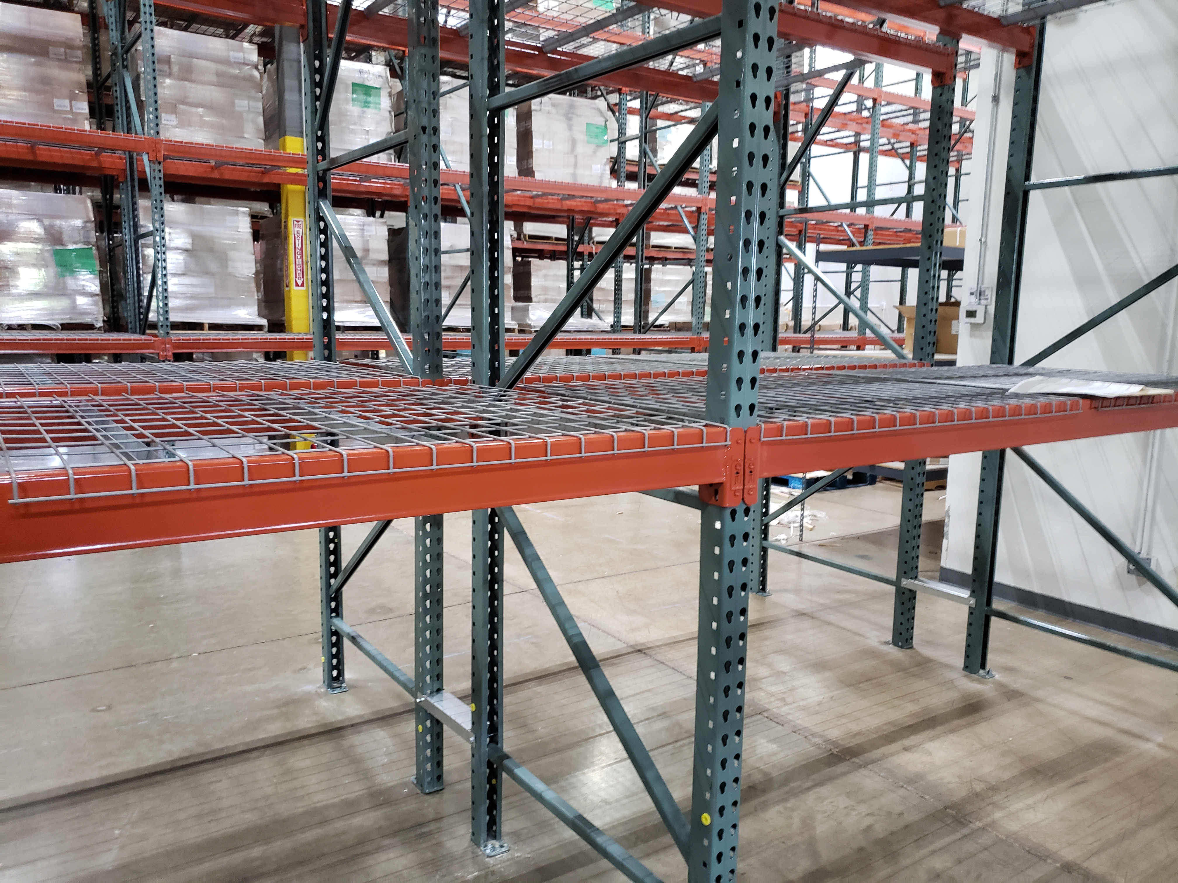 selective racking with wire decking
